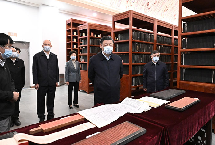 習近平1日下午在中國國家版本館考察時，在蘭臺洞庫了解館藏精品版本保存情況